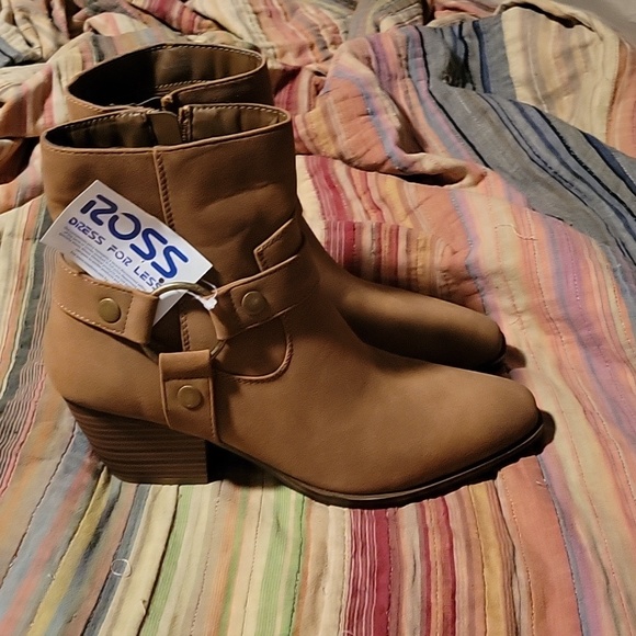 Tan boots - Picture 2 of 5